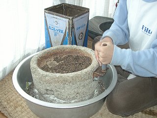 ソバを石臼で粉に挽いている写真