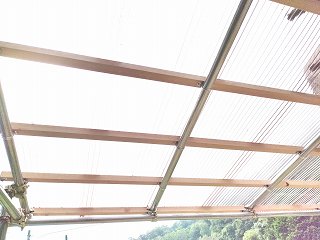単管を垂木代わりに使い、垂木材の横桟で屋根を作る