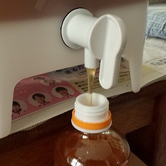 蜂蜜をペットボトルに入れている画像