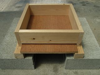 Breeding box for Japanese bee that makes bottom plate slide type