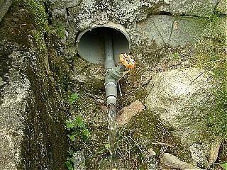 サイホン式給水装置の水の出口