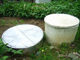 掘り抜き井戸と井戸ポンプの写真