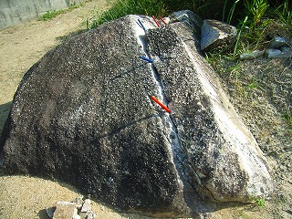 我が家の庭にある大きな岩