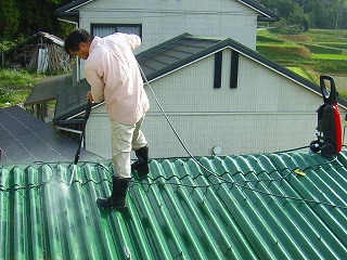 高圧洗浄機で屋根に付いた塗料のはがれやカビや苔を取る