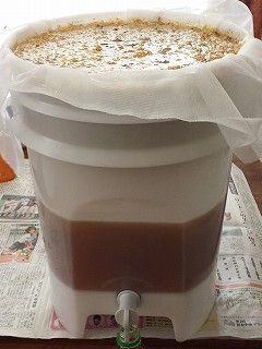 蜂蜜の濾過の工夫(EMサポート生ゴミ処理容器R15を使用)