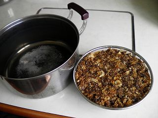日本蜜蜂の蜜を絞った後の巣のカスと鍋を用意する