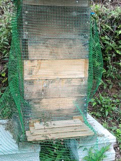 スズメバチ対策に巣箱を防風ネットで囲む