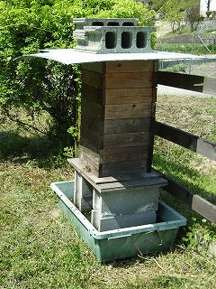 日本ミツバチの飼育箱の例(真備町)