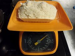 金柑の甘露煮を作る為の砂糖の計量