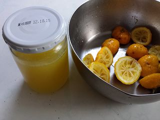 柚子を絞った柚子酢と絞り粕