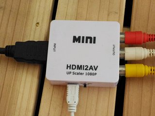 HDMI信号をAV変換する変換器の写真