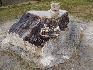 石のテーブルにフクロウの石像を設置する